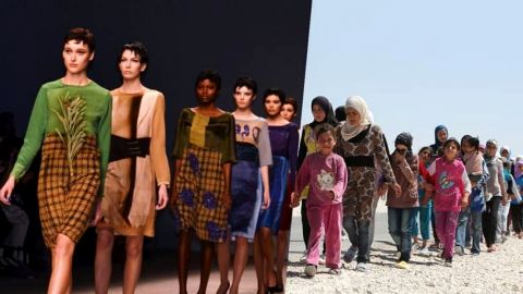Un photomontage avec un défilé de mode et des réfugiés dans le desert
