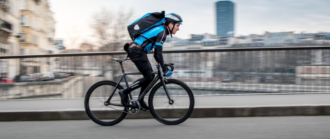 Luko s'associe à la start-up Stuart Un livreur Stuart en vélo