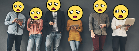 Le blues des jeunes créas en agence : un vrai signal d'alarme ?  jeunes alignés devant un mur avec des smileys sur le visage