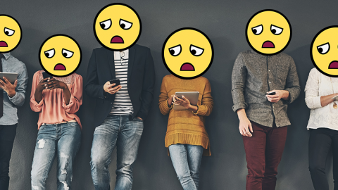 jeunes alignés devant un mur avec des smileys sur le visage