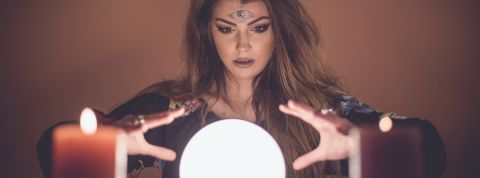 Astrogram : l'astrologie rencontre la culture mème Une voyante qui lit dans sa boule de crystal