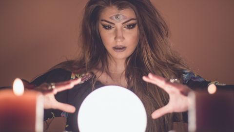 Astrogram : l'astrologie rencontre la culture mème Une voyante qui lit dans sa boule de crystal