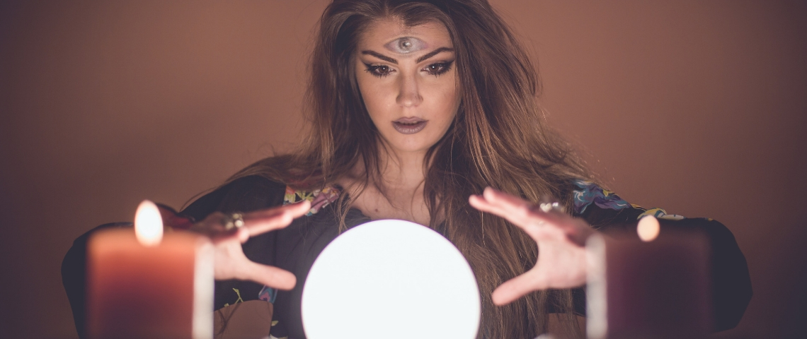 Astrogram : l'astrologie rencontre la culture mème Une voyante qui lit dans sa boule de crystal