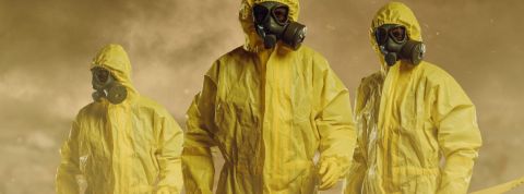 Les entreprises doivent radicalement changer leurs modèles Trois exterminateurs dans des combinaisons jaunes, avec de la fumée
