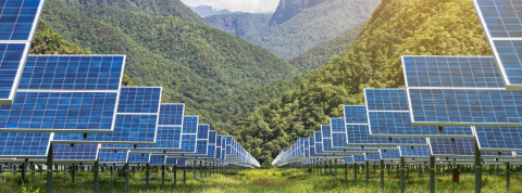 panneaux solaires montagnes et verdure