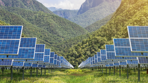 panneaux solaires montagnes et verdure