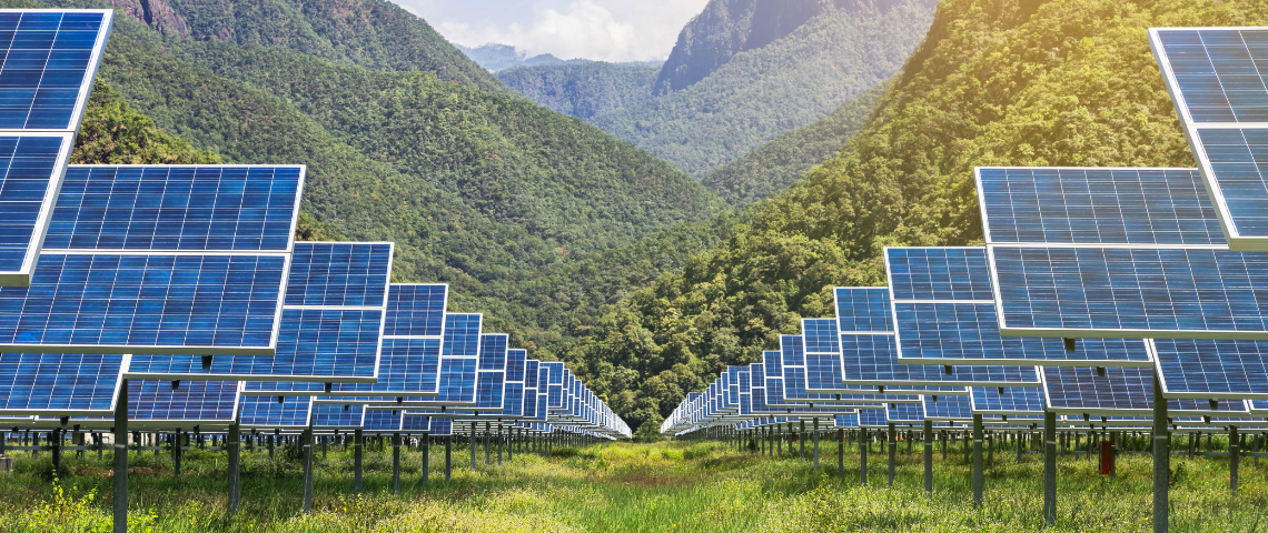 panneaux solaires montagnes et verdure