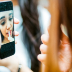 jeune fille qui se maquille devant son écran