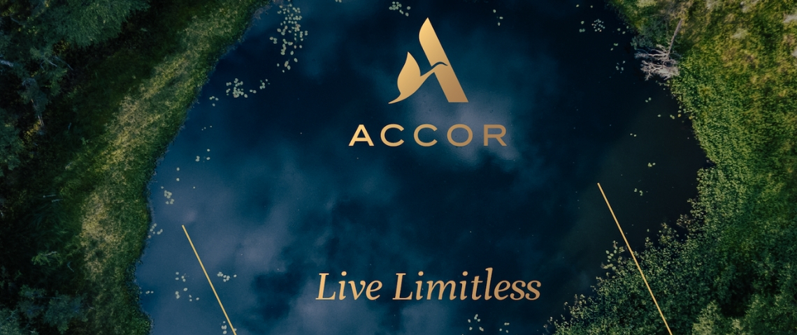 Brandimage accompagne la nouvelle stratégie d'Accor Une marre avec écrit Accor