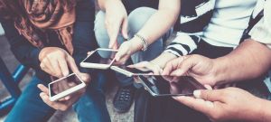 ados avec des smartphones