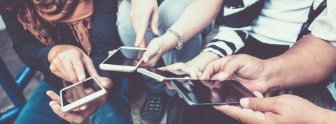 agent d influenceur ados avec des smartphones