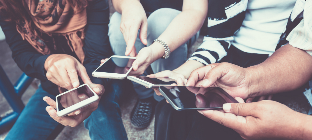 agent d influenceur ados avec des smartphones