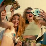une bande de filles se prend en selfie