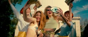 une bande de filles se prend en selfie