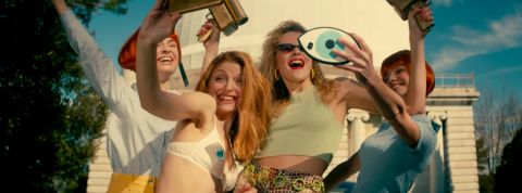 Stromae, Orelsan, Angèle… Ces artistes qui se foutent de notre addiction aux réseaux sociaux une bande de filles se prend en selfie