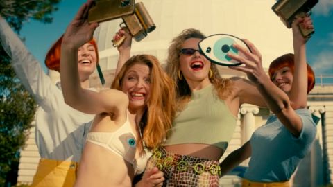 une bande de filles se prend en selfie