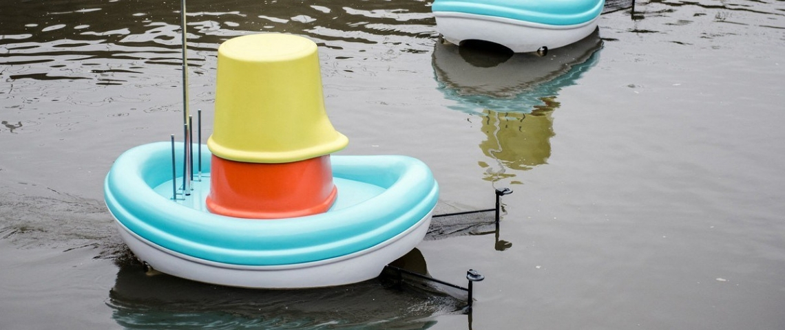 Ikea nettoie les rivières avec un bateau géant Une bateau IKEA grandeur nature