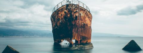 Anthropocène : les artistes nous parlent de la fin du monde un bateau rouillé échoué sur une plage