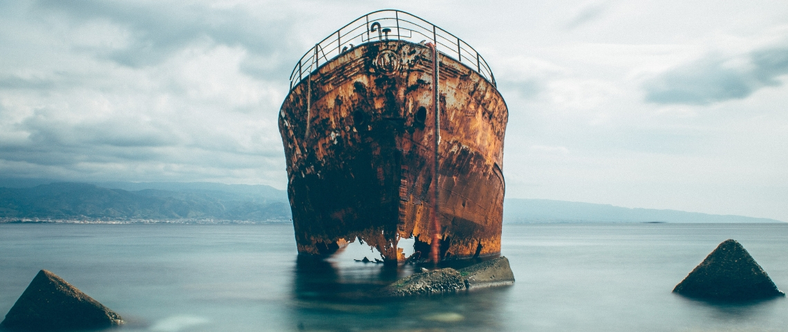Anthropocène : les artistes nous parlent de la fin du monde un bateau rouillé échoué sur une plage