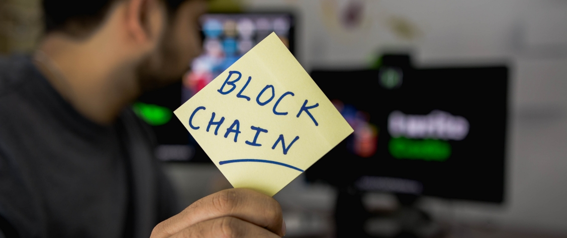 Wiztopic lance le service Wiztrust Un post-it avec écrit Blockchain