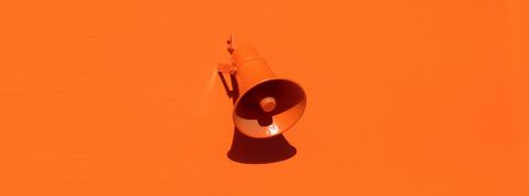 mégaphone sur mur orange