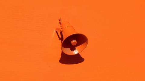 mégaphone sur mur orange