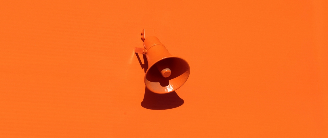 mégaphone sur mur orange