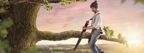 L'ia génère des jobs. mais ils sont débiles... un homme assis sur une branche qu'il est en train de scier