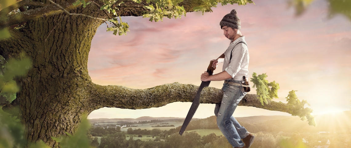 L'ia génère des jobs. mais ils sont débiles... un homme assis sur une branche qu'il est en train de scier