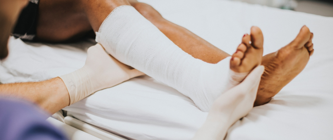 Comment choisir la bonne mutuelle ? Une jambe dans un plâtre