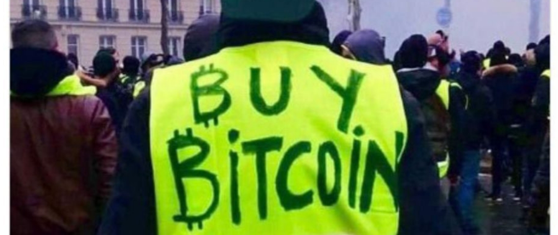 les cryptos s'incruste chez les gilets jaunes un gilet jaune avec l'inscrpition buy bitcoin