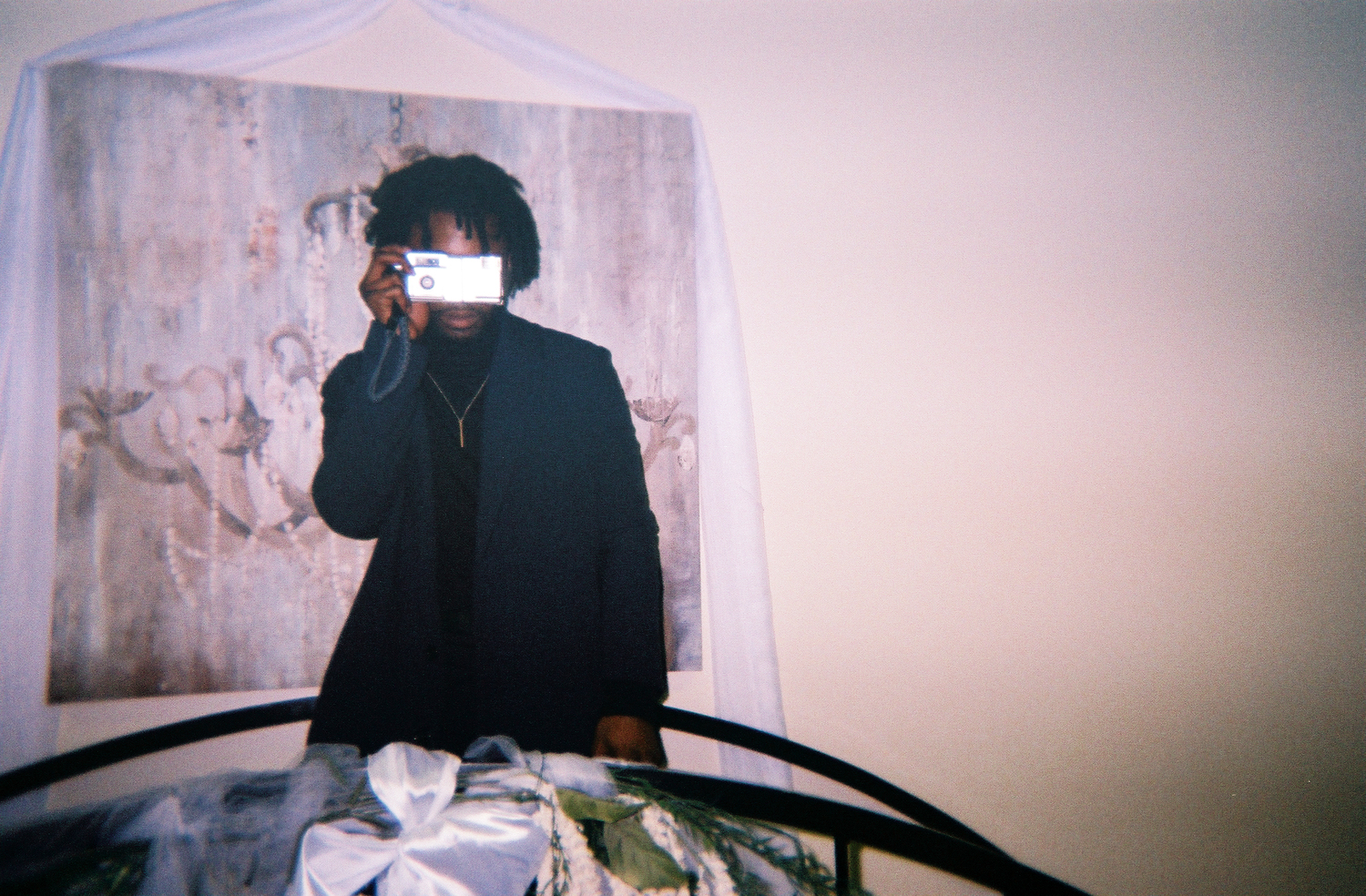 un homme se prend en photo devant le miroir