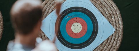 Faut-il faire des portraits précis des consommateurs ? Un homme en train de tirer à l'arc