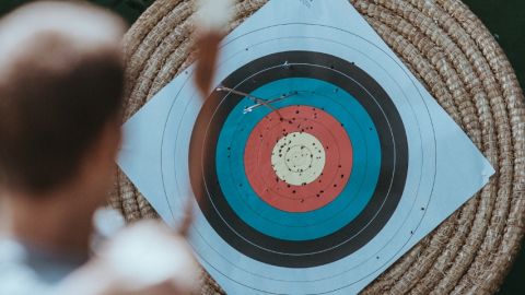 Faut-il faire des portraits précis des consommateurs ?  Un homme en train de tirer à l'arc