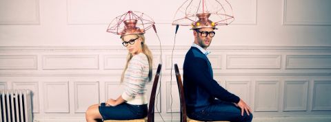 Les tendances dating 2019 Un homme et une femme dos à dos assis sur une chaise avec un casque sur la tête