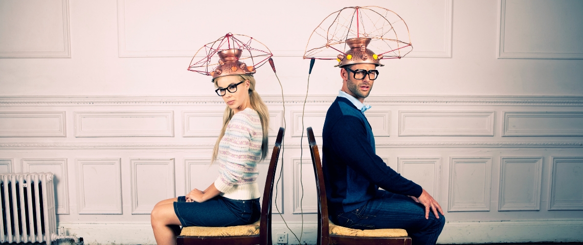 Les tendances dating 2019 Un homme et une femme dos à dos assis sur une chaise avec un casque sur la tête