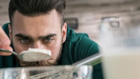 ScanUp permet aux utilisateurs de co-créer des produits avec les industriels Un homme en train de faire de la cuisine