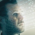 un homme avec des trait de lumière qui sortent de son visage