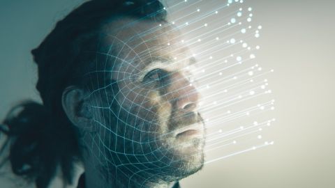 un homme avec des trait de lumière qui sortent de son visage