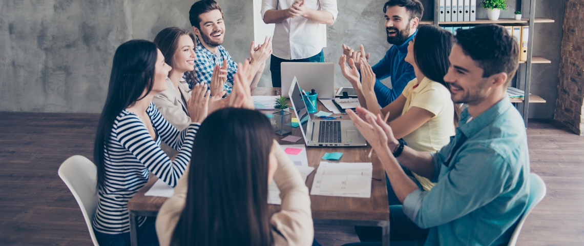 Le design pour engager les collaborateurs Des jeunes heureux lors d'une réunion