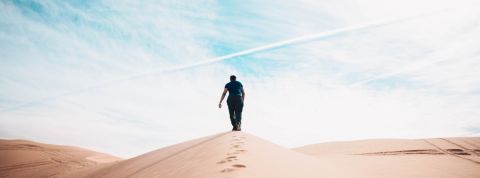 enceinte connectee esbrouffe un homme seul au milieu du désert