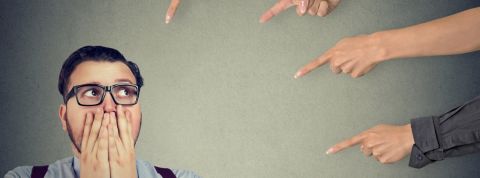 Pour les entreprises, il n'est pas toujours facile de présenter des excuses Un homme en train de se faire pointer du doigt par quatre mains de femmes