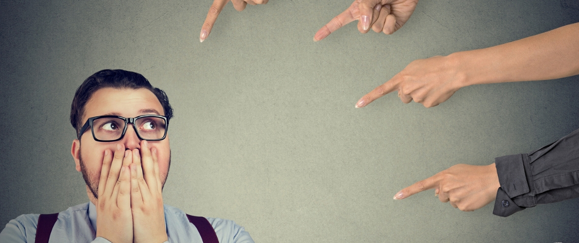 Pour les entreprises, il n'est pas toujours facile de présenter des excuses Un homme en train de se faire pointer du doigt par quatre mains de femmes