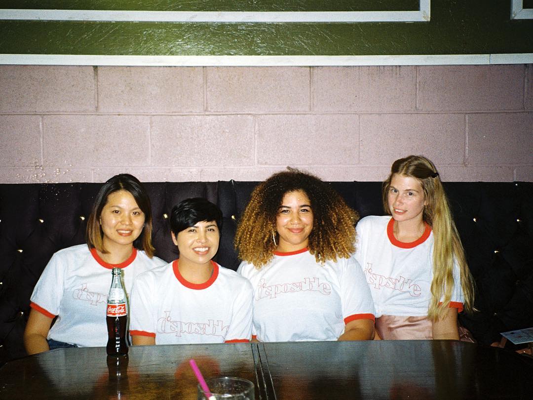 4 filles assises sur un canapé