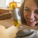 Une femme en train de construire sa maison