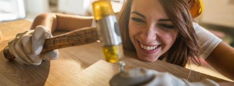 Il va bientôt être possible de commander un kit pour construire sa maison Une femme en train de construire sa maison