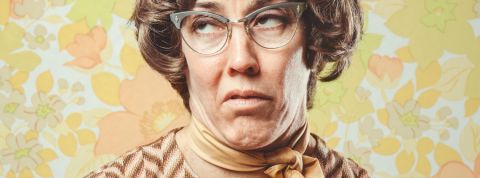 Mèmes interactifs 3D, cette tendance qui nous sauve de l’ennui sur Facebook femme à lunettes ringarde sur fond papier peint