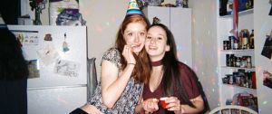 deux filles lors d'une fête d'anniversaire