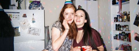 Disposable Magazine : portrait(s) d’une jeunesse connectée en mal d’authenticité deux filles lors d'une fête d'anniversaire