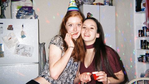 deux filles lors d'une fête d'anniversaire